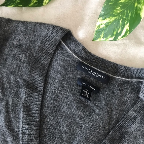 100% Cashmere Banana Republic V-neck Sweater - Picture 3 of 4